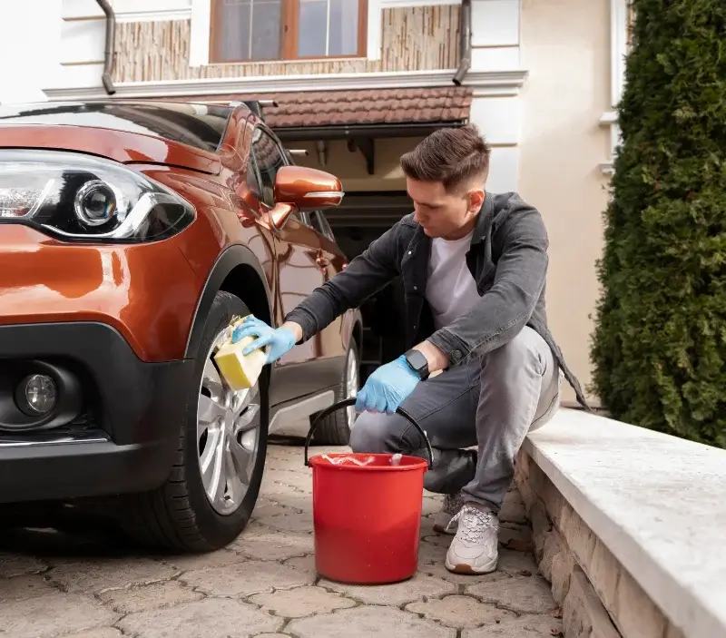 Lavage auto à domicile Bussière-Nouvelle : professionnel intervenant sur un véhicule